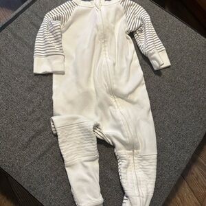 Goumi White and Gray Striped Kids Footie